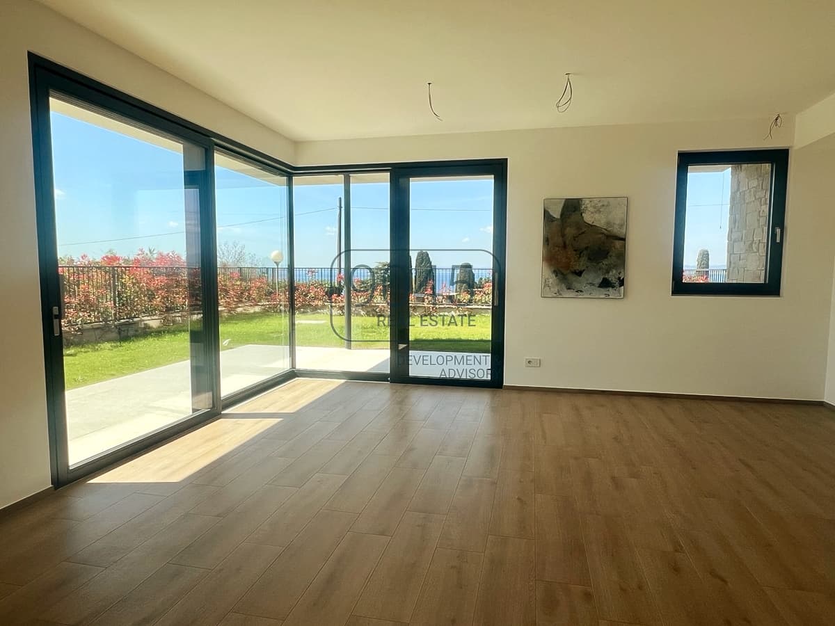 Exclusive villa in a quiet location - only 500 m from the center of Lazise - Lake Garda in Lazise, property offered by 9045 REAL ESTATE