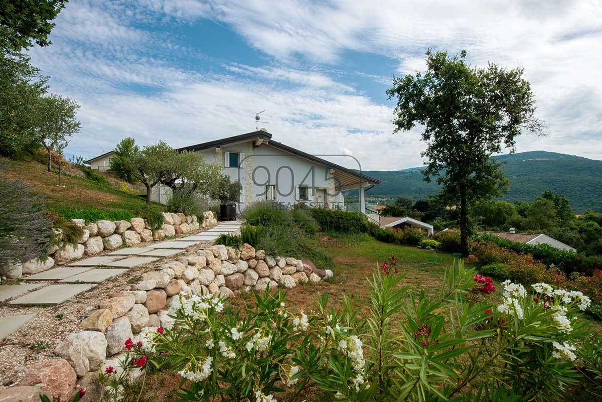Corner terraced villa with large garden in Castion Veronese - Lake Garda in Costermano sul Garda, property offered by 9045 REAL ESTATE