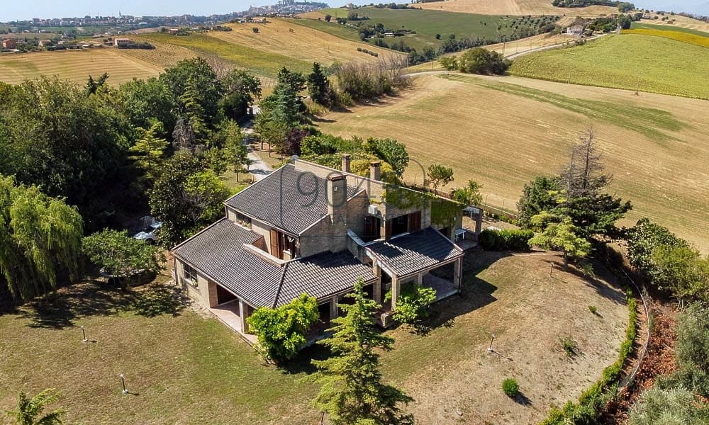Elegant villa with sea views in the enchanting Marche hills in Fermo, property offered by 9045 REAL ESTATE