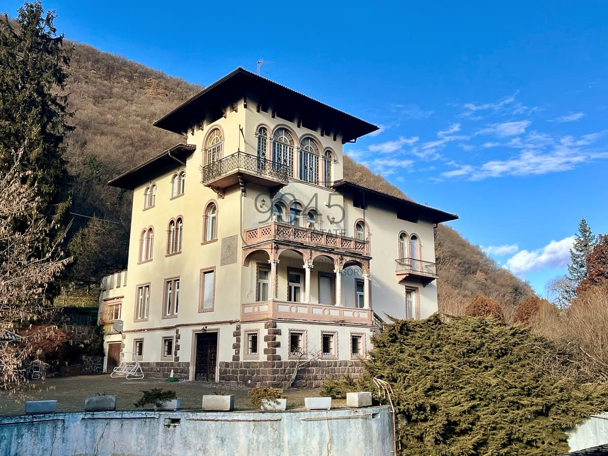 Old villa with spacious private plot in Pfatten - South Tyrol in Pfatten, property offered by 9045 REAL ESTATE