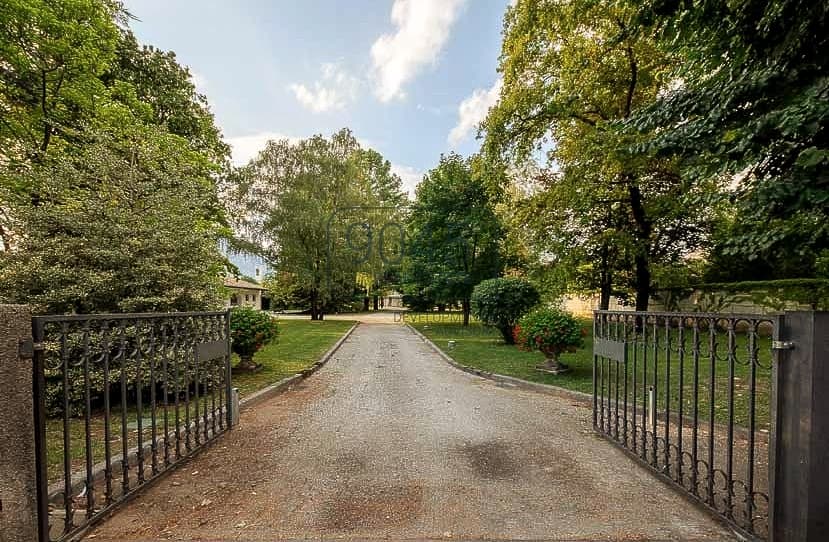 Elegant villa on a spacious country estate in Gemona del Friuli, Friuli-Venezia Giulia - Italy in Gemona Del Friuli, property offered by 9045 REAL ESTATE