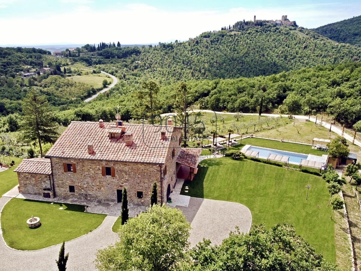12-hectare country estate with panoramic views, pool and sustainable energy technology in Val di Chiana - Tuscany in Civitella In Val Di Chiana, property offered by 9045 REAL ESTATE