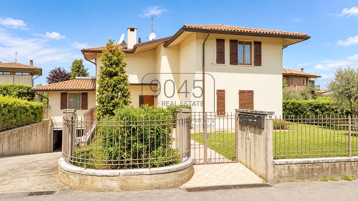Spacious apartment building with five units in Lazise - Lake Garda in Lazise, property offered by 9045 REAL ESTATE