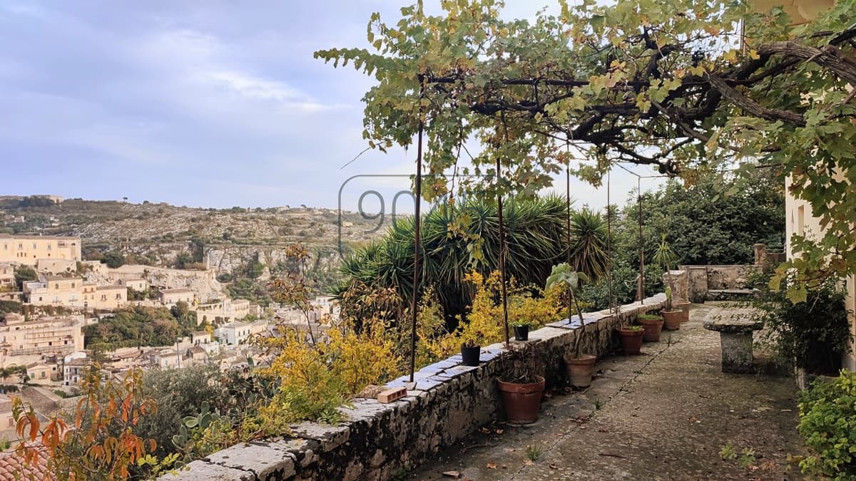 Historic country house with spectacular panoramic views of Modica, Sicily in Modica, property offered by 9045 REAL ESTATE