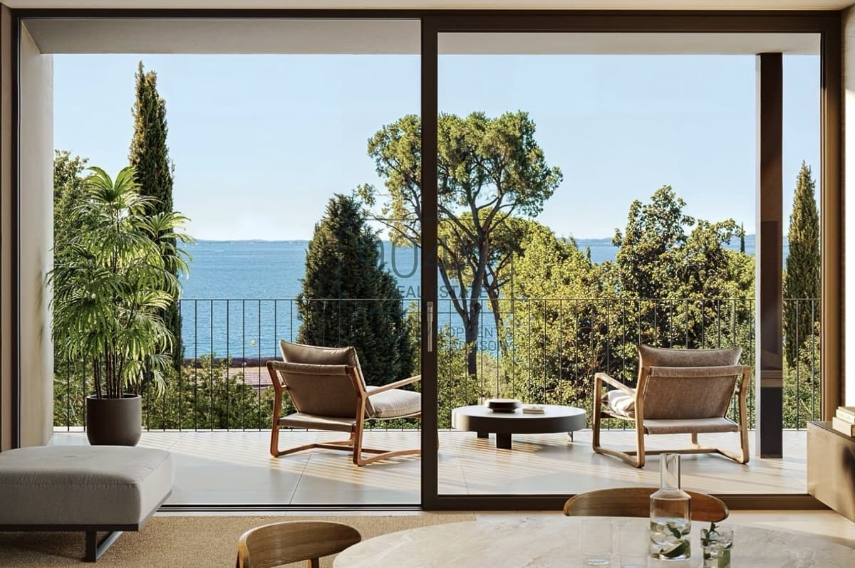 Panoramic apartment with a spacious terrace and lake views in Garda - Lake Garda in Garda, property offered by 9045 REAL ESTATE
