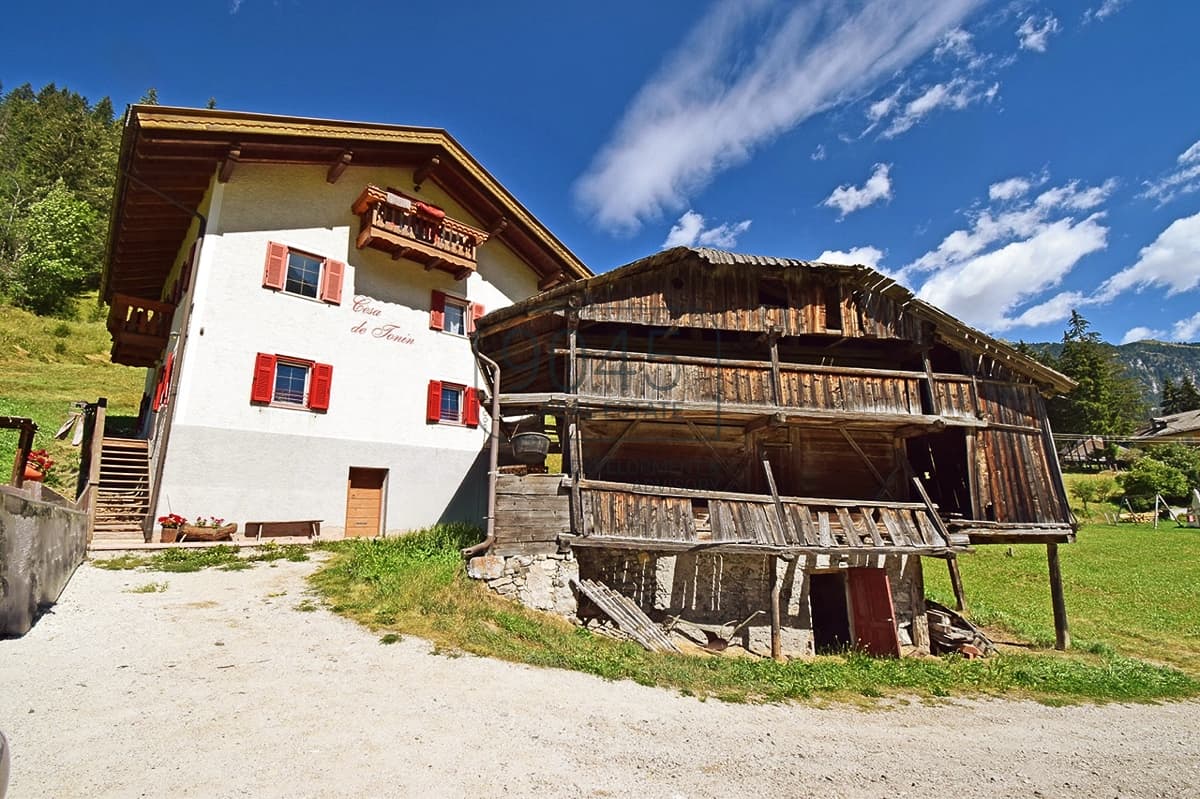 Historisches Anwesen mit genehmigtem Beherbergungsprojekt im Fassatal - Trentino/Südtirol in Mazzin, Immobilie von 9045 REAL ESTATE