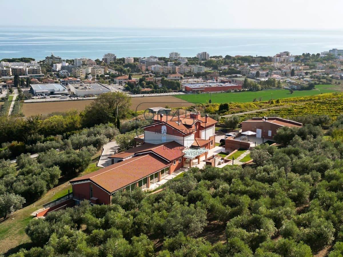 Exclusive villa with swimming pool and sea view in Giulianova - Abruzzo in Giulianova, property offered by 9045 REAL ESTATE