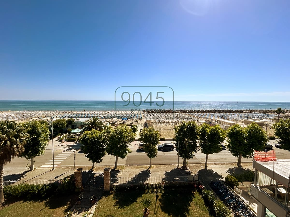 Historic villa with garden by the sea in Giulianova Lido - Abruzzo in Giulianova, property offered by 9045 REAL ESTATE