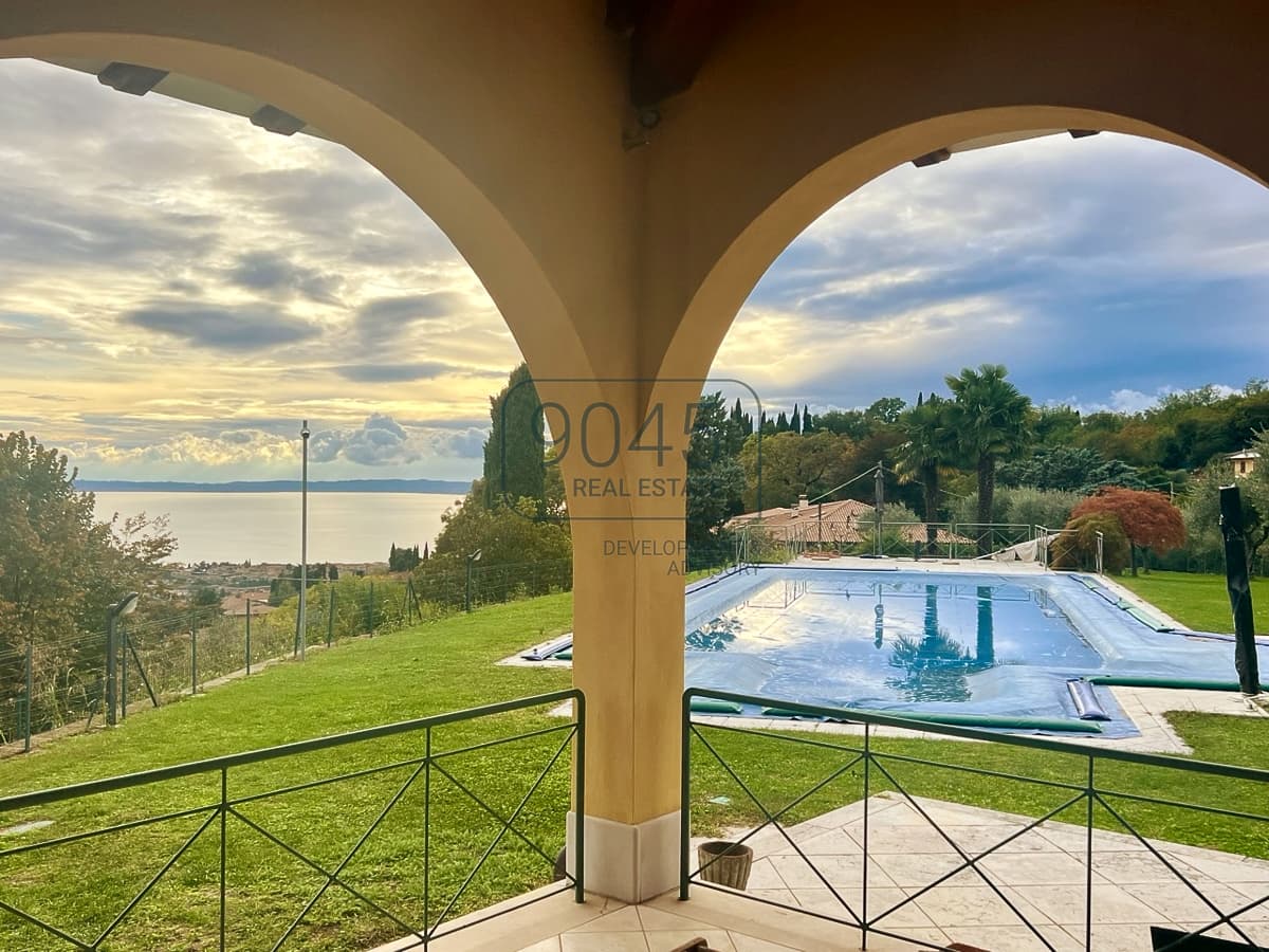 Exclusive villa on a hill with lake view and pool in Costermano - Lake Garda in Costermano, property offered by 9045 REAL ESTATE